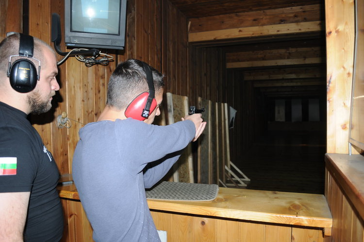 Със стрелба с истинско оръжие приключи 17-тата Детска полицейска академия в Смолян