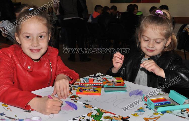 120 деца от „Св. Иван Рилски“ правят великденска украса в „Заря“