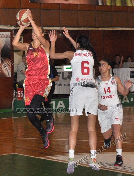 Хасково 2012 на една победа от финала след втория мач с Нефтофимик