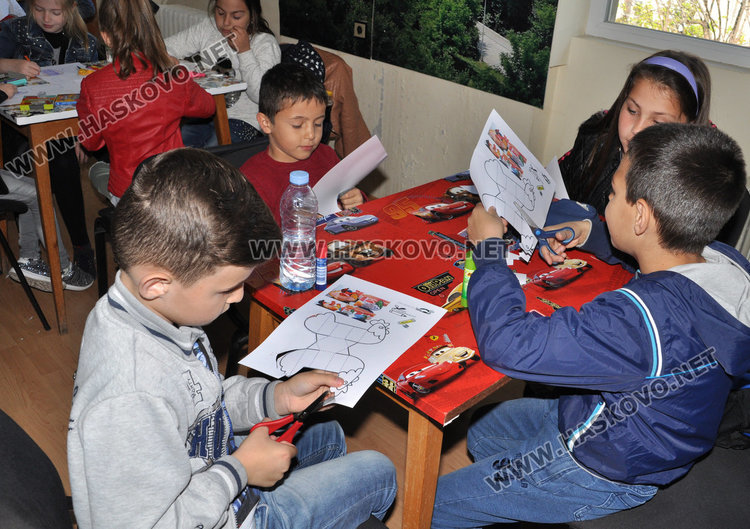 120 деца от „Св. Иван Рилски“ правят великденска украса в „Заря“