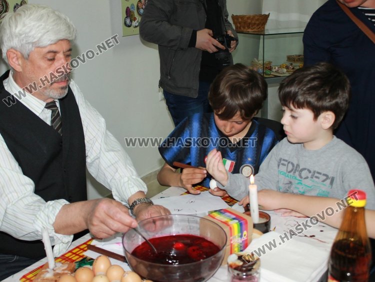 Демонстрираха техники за боядисване на яйца в димитровградския музей