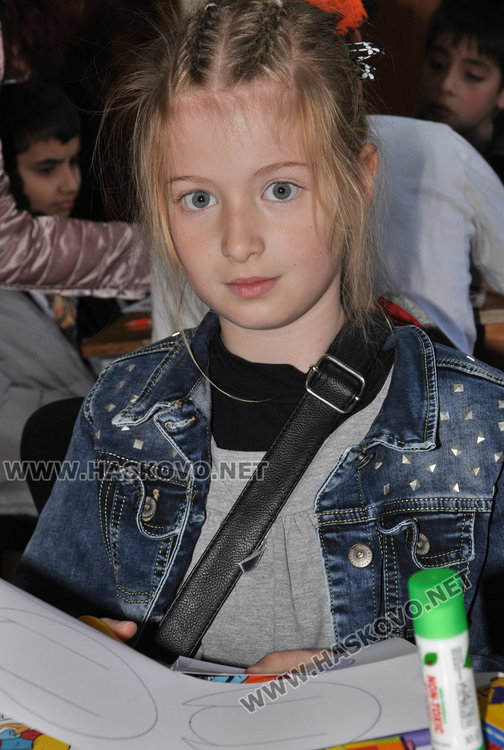 120 деца от „Св. Иван Рилски“ правят великденска украса в „Заря“