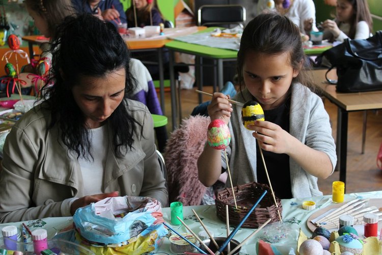 Великденска украса изработиха деца и родители в ОУ "Алеко Константинов"