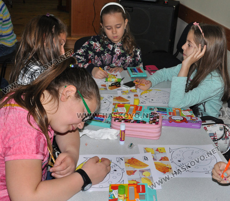 120 деца от „Св. Иван Рилски“ правят великденска украса в „Заря“