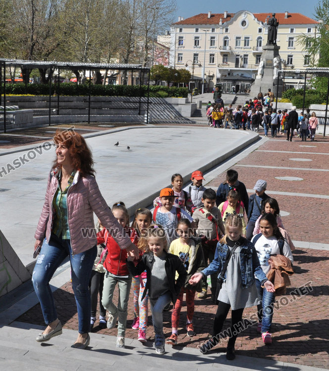 120 деца от „Св. Иван Рилски“ правят великденска украса в „Заря“