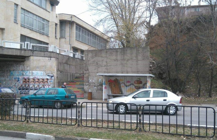 Графити украсиха поредна спирка в Асеновград