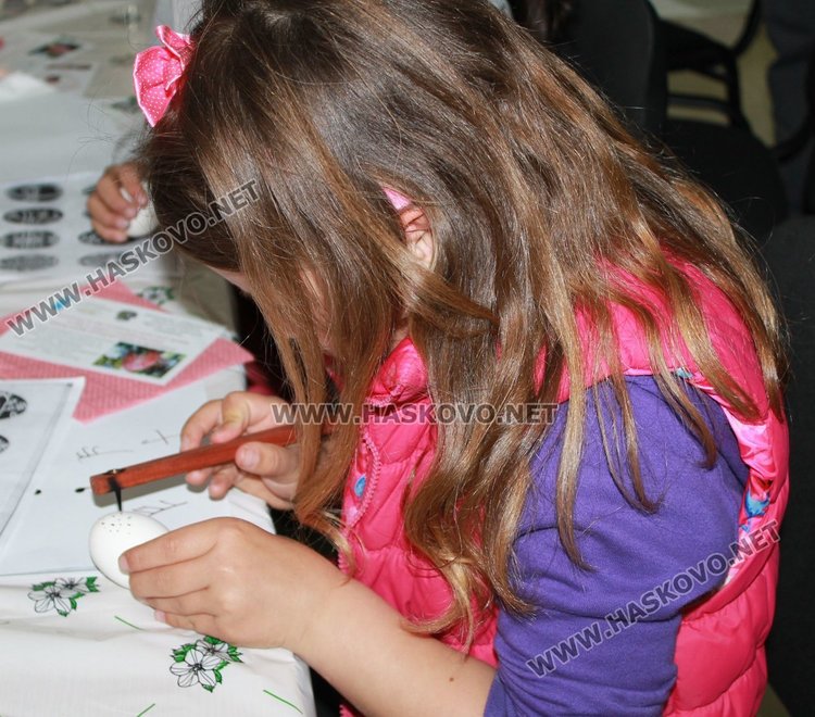 Демонстрираха техники за боядисване на яйца в димитровградския музей