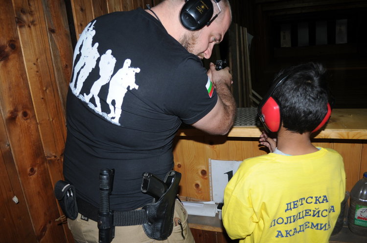 Със стрелба с истинско оръжие приключи 17-тата Детска полицейска академия в Смолян