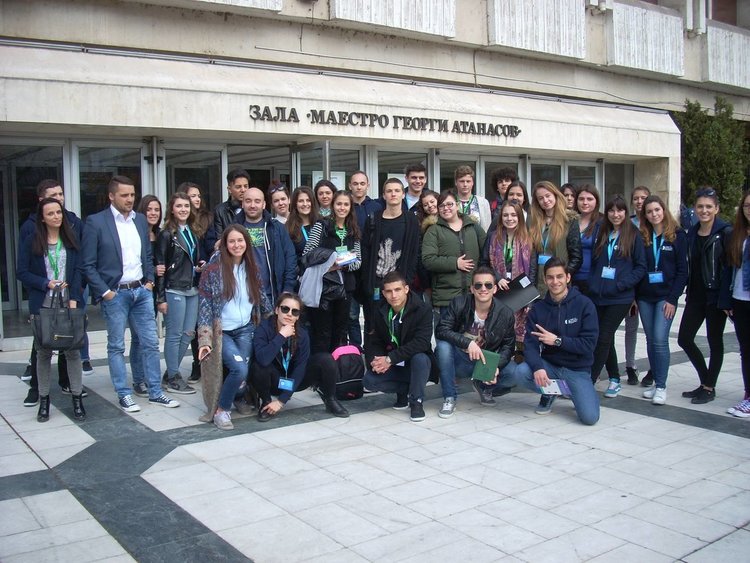 Представители на ученическия парламент в Димитровград участваха в национална среща