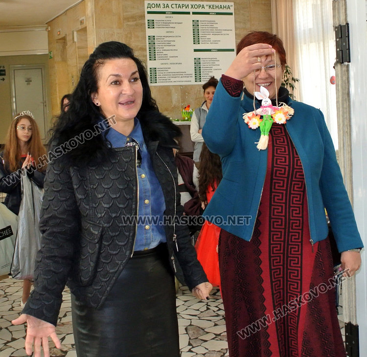 Адриана Добрева и директорката на Старческия дом Люба Евтимова