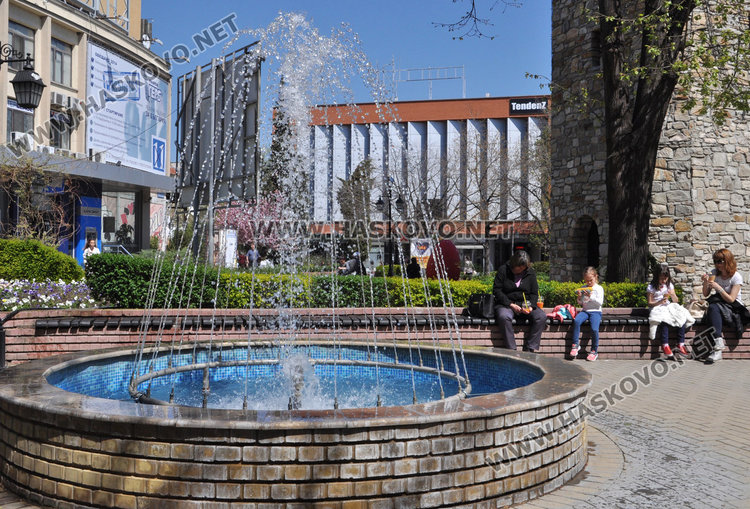 Днес минаваме 20-те, пуснаха фонтаните и сладоледите