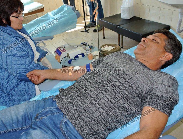 Вече 20 г. приятелки даряват кръв за непознати