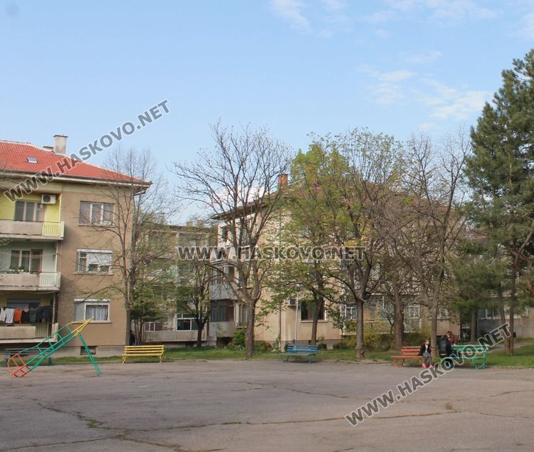 Подменят детските съоръжения в парка до градина "Приказка"