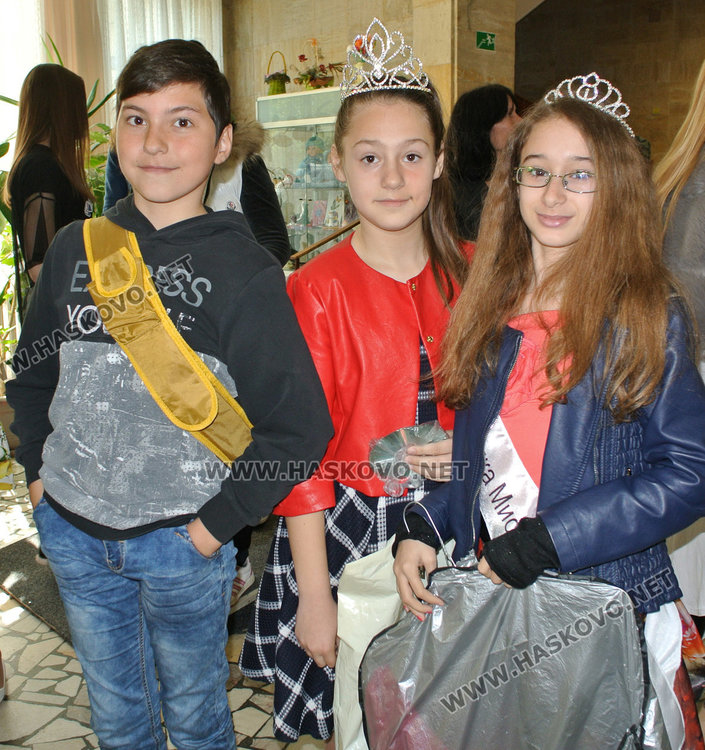 Миски зарадваха старците в Кенана, дариха ги за Великден