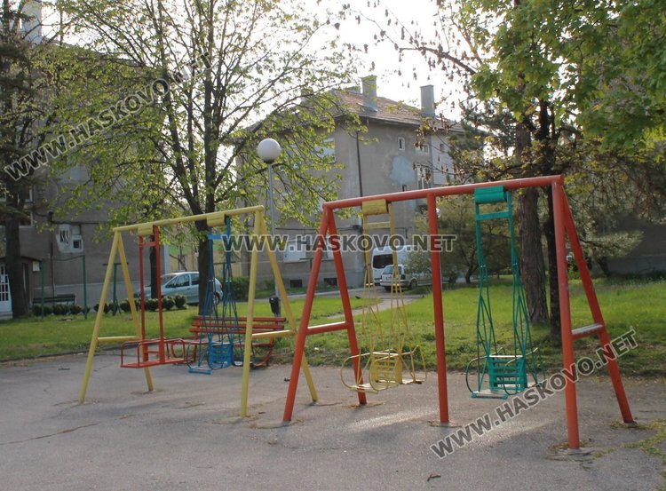 Подменят детските съоръжения в парка до градина "Приказка"