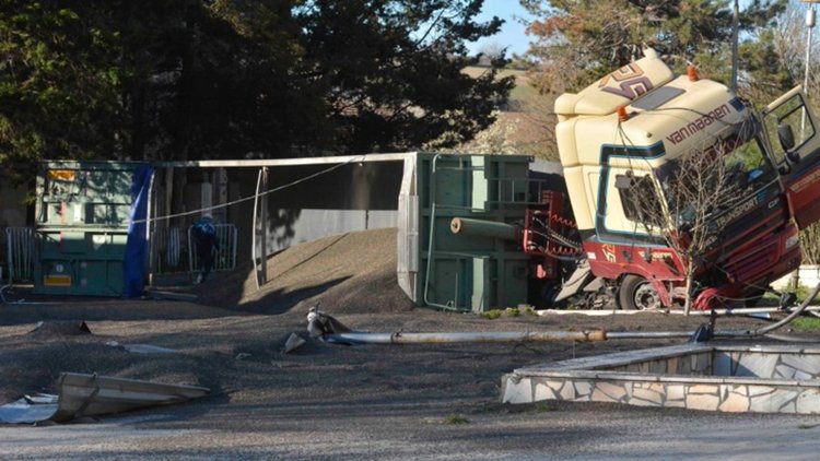 ТИР се обърна в центъра на село, шофьорът с 2,61 промила