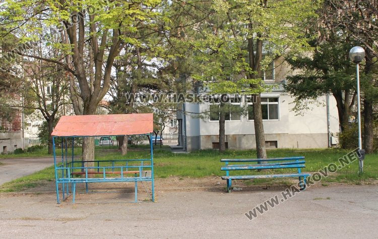 Подменят детските съоръжения в парка до градина "Приказка"