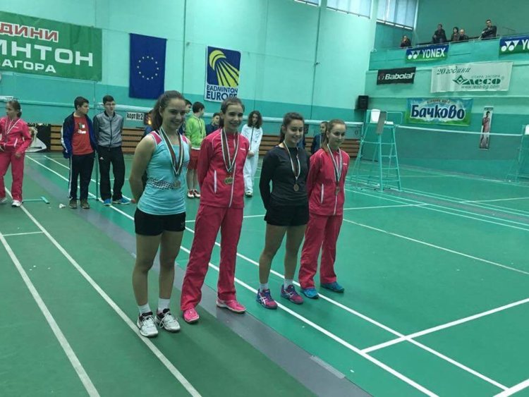 МиХаела Чепишева - втората вляво, със злато при 17-годишните