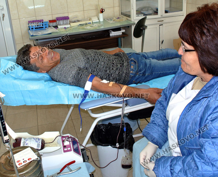 Вече 20 г. приятелки даряват кръв за непознати