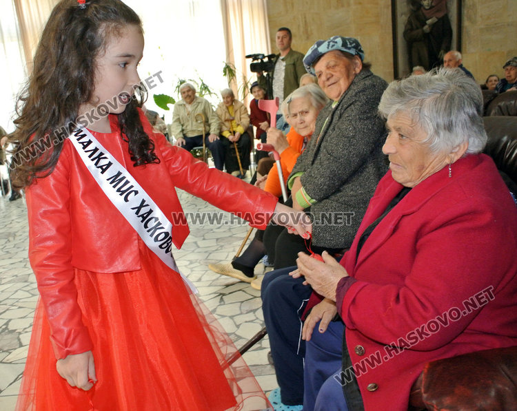 Миски зарадваха старците в Кенана, дариха ги за Великден