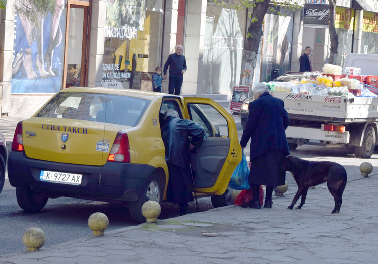 Самотни жени си тръгват с хранителни пакети
