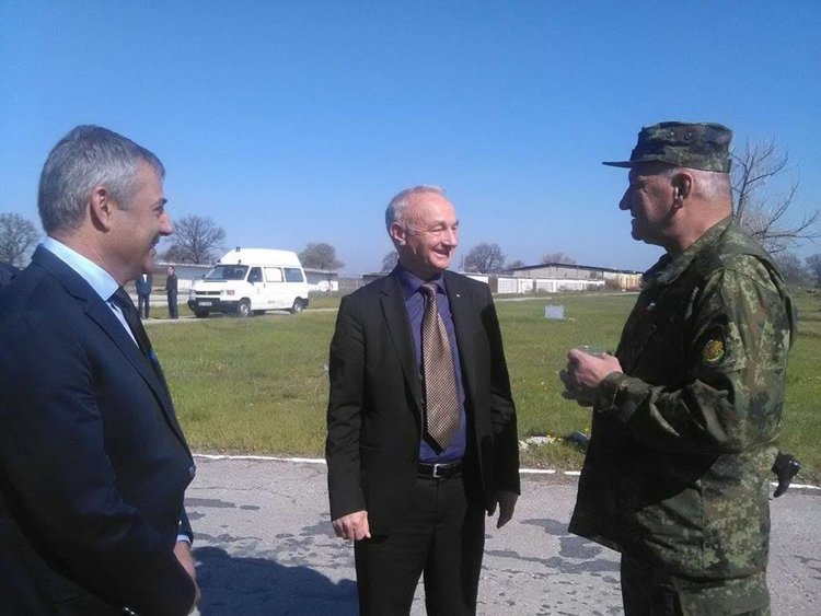 Областният управител наблюдава учение на сухопътните войски на полигона „Корен”