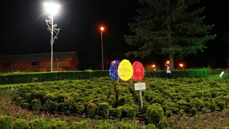 Нова великденска украса поставиха днес от Община Димитровград дни преди Възкресение Христово