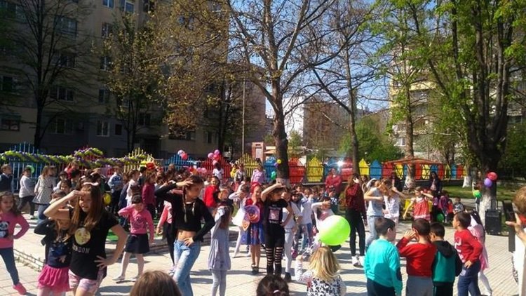 С красива украса преди Великден грейна двора на градина "Роза"