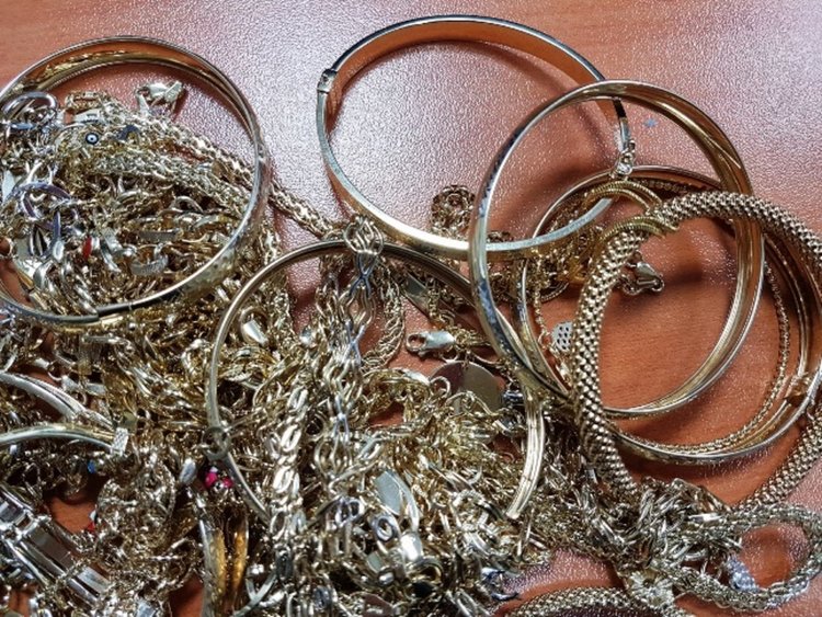 Хванаха мъж и жена, опаковани със злато