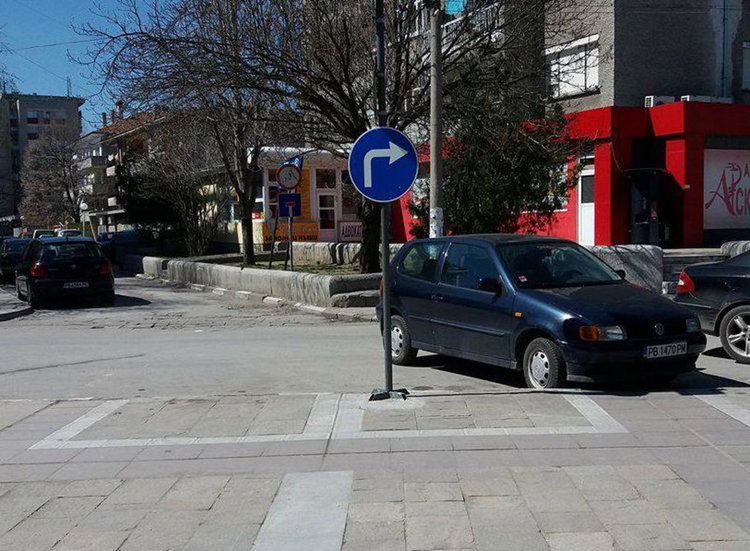 Знак указва движнието на автомобили там, където то е забранено