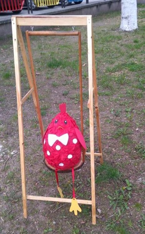 С красива украса преди Великден грейна двора на градина "Роза"