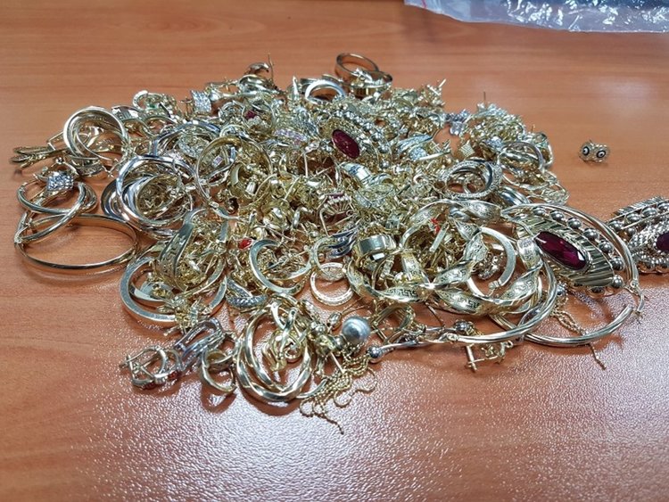 Хванаха мъж и жена, опаковани със злато