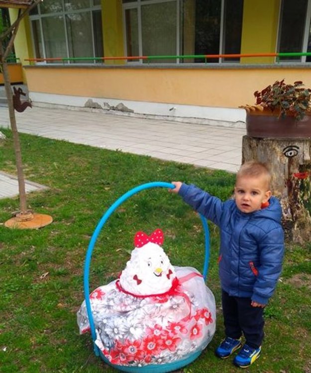 С красива украса преди Великден грейна двора на градина "Роза"