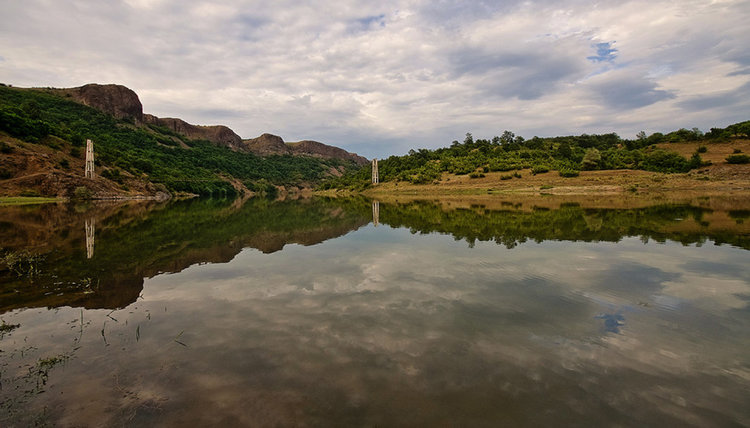  Масирано замърсяване на яз.“Студен кладенец“ при устието на Върбица