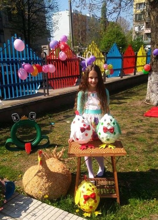 С красива украса преди Великден грейна двора на градина "Роза"