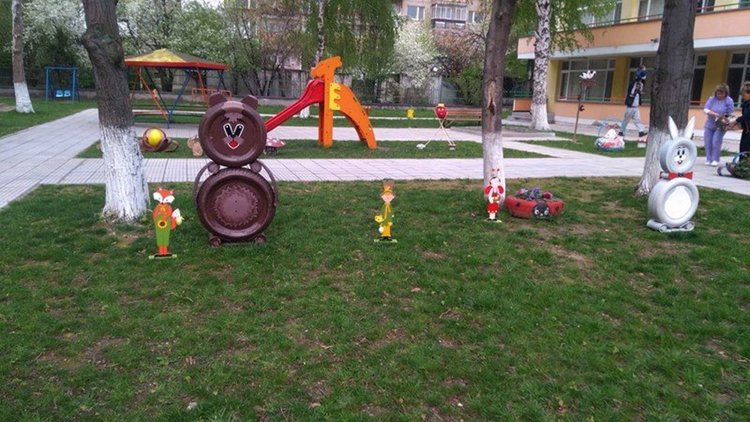 С красива украса преди Великден грейна двора на градина "Роза"