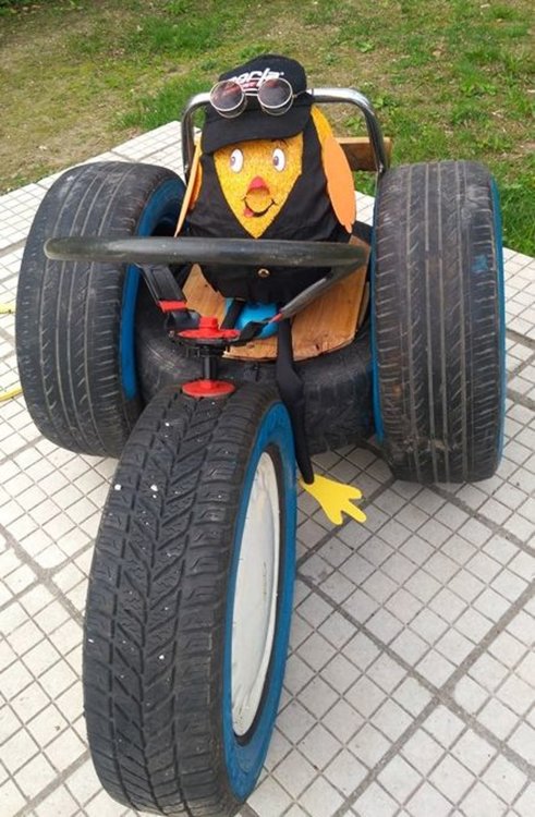 С красива украса преди Великден грейна двора на градина "Роза"