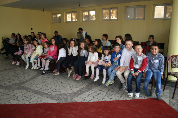 По-по-най- децата на Дебър са Антоанета и Теодор