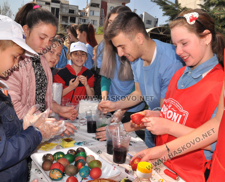 Боядисаха 130 яйца пред Младежки център на Велики четвъртък