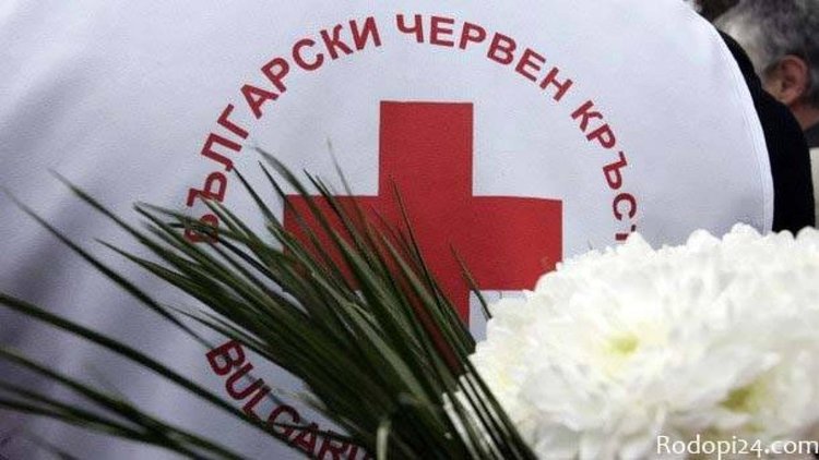 Кампания „От хора –за хората” подеха младите червенокръстци в навечерието на Великден в Кърджали,грижат се за възрастните хора
