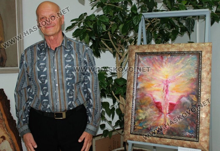 Изложба под надслов "Възкресение" подреди във фоайето на Историческия музей в Димитровград художникът Жеко Димитров