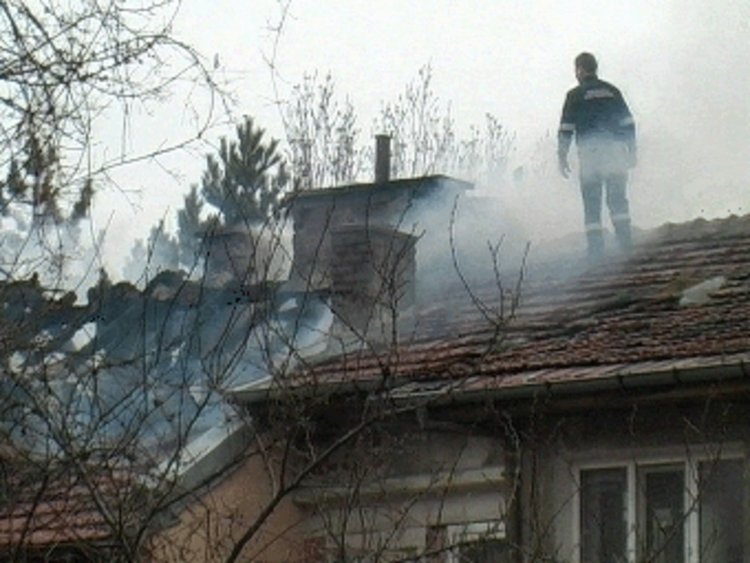 Късо съединение подпали къща в село Глогино