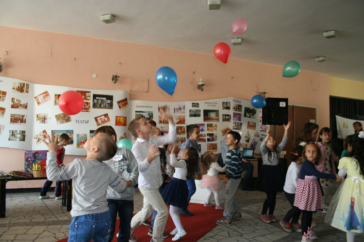 По-по-най- децата на Дебър са Антоанета и Теодор