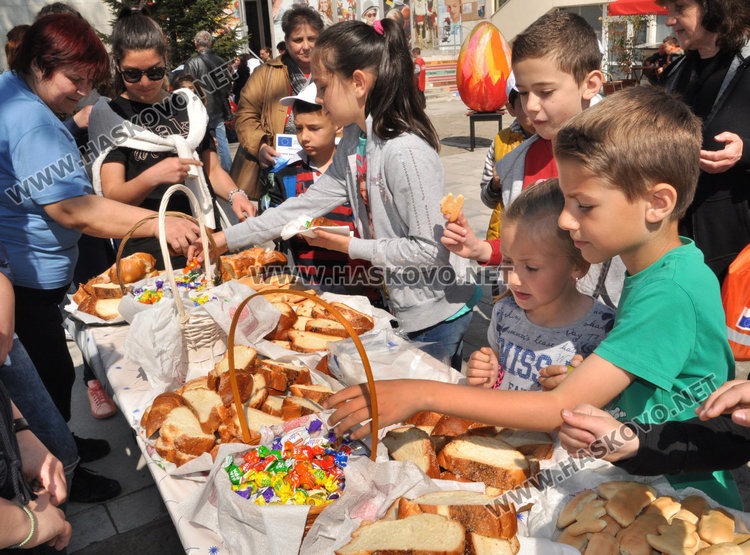 Боядисаха 130 яйца пред Младежки център на Велики четвъртък