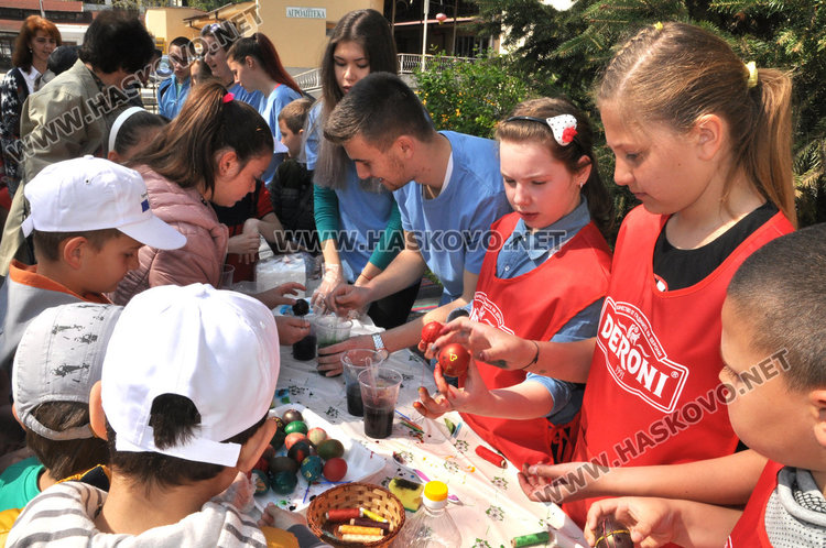 Боядисаха 130 яйца пред Младежки център на Велики четвъртък