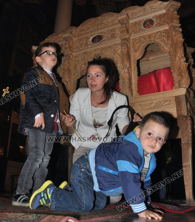 Хасковлии изпълниха храмовете на Разпети петък, стотици минаха под плащаницата