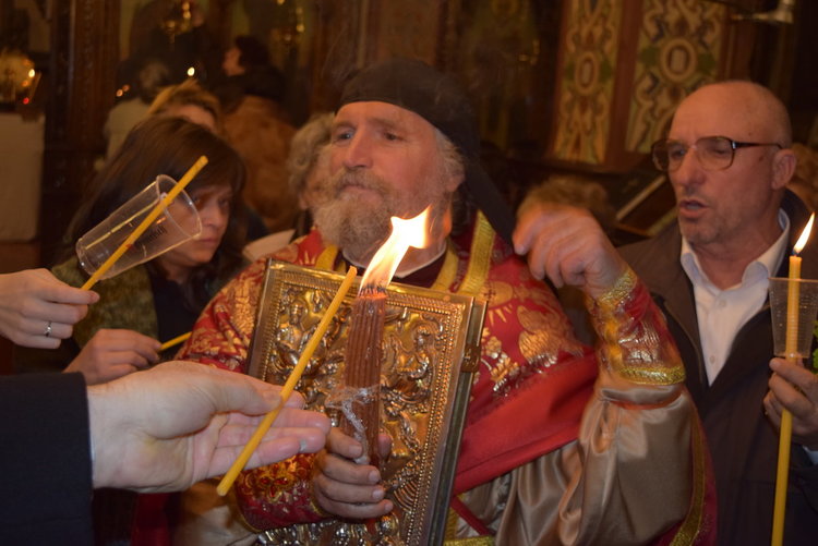   Благодатният огън идва в три храма в Кърджали,три коли ще го донесат от Пловдив