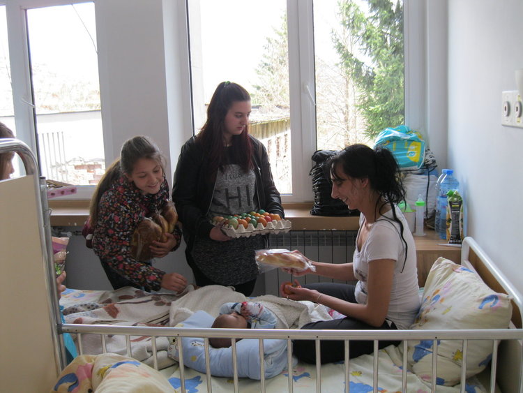 Чисти сърца боядисаха и дариха 360 яйца в Смолян