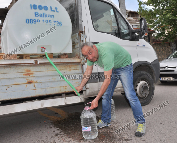 Сложиха първите 6 водоноски с вода от Кърджали, чакат още 6