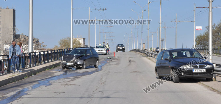 Сеат се заби в Ланча, шофьорът натиснал спирачки